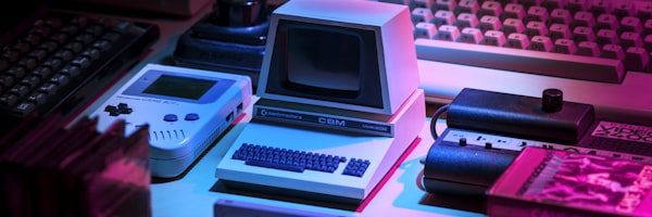 推币机游戏界面特写，展示金币堆与道具位置